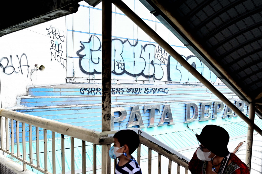 Gorila itu telah tinggal di Pata selama lebih dari tiga dekade, tetapi kasusnya menjadi berita utama lagi bulan ini setelah pemilik kebun binatang itu menawarkan hadiah 100.000 baht (setara Rp44 juta) untuk mereka yang memiliki informasi siapa yang menulis 'Bebaskan Bua Noi!' di salah satu dinding mal.