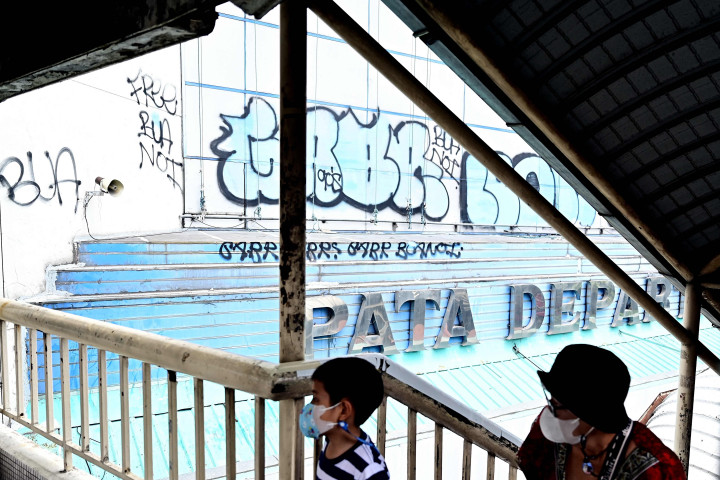 Gorila itu telah tinggal di Pata selama lebih dari tiga dekade, tetapi kasusnya menjadi berita utama lagi bulan ini setelah pemilik kebun binatang itu menawarkan hadiah 100.000 baht (setara Rp44 juta) untuk mereka yang memiliki informasi siapa yang menulis 'Bebaskan Bua Noi!' di salah satu dinding mal.