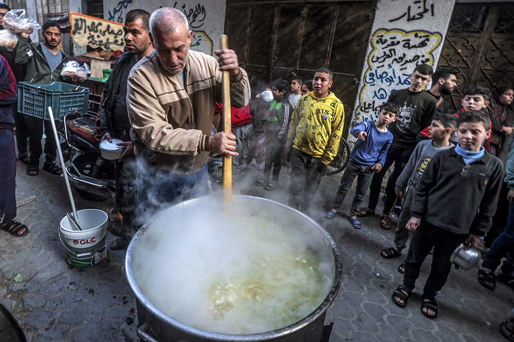 Aksi pria paruh baya warga Kota Gaza, Palestina ini patut ditiru. Setiap hari dia memasak sup di panci besar menjelang sore untuk dibagikan kepada warga miskin di lingkungannya.