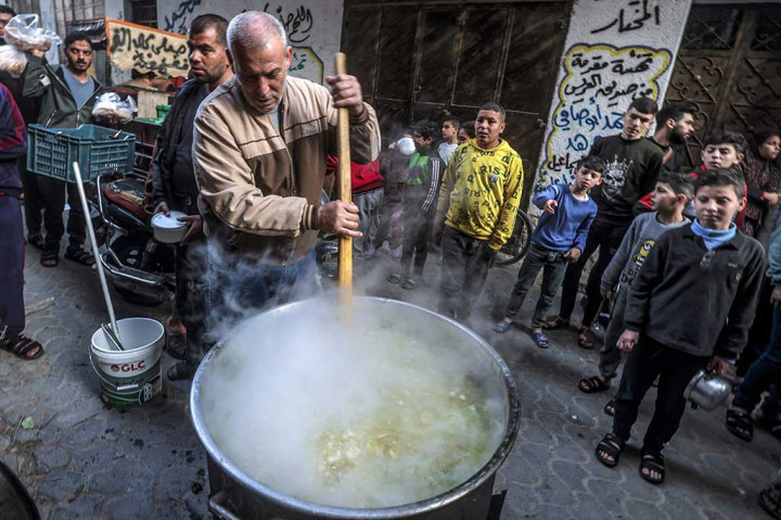 Aksi pria paruh baya warga Kota Gaza, Palestina ini patut ditiru. Setiap hari dia memasak sup di panci besar menjelang sore untuk dibagikan kepada warga miskin di lingkungannya.