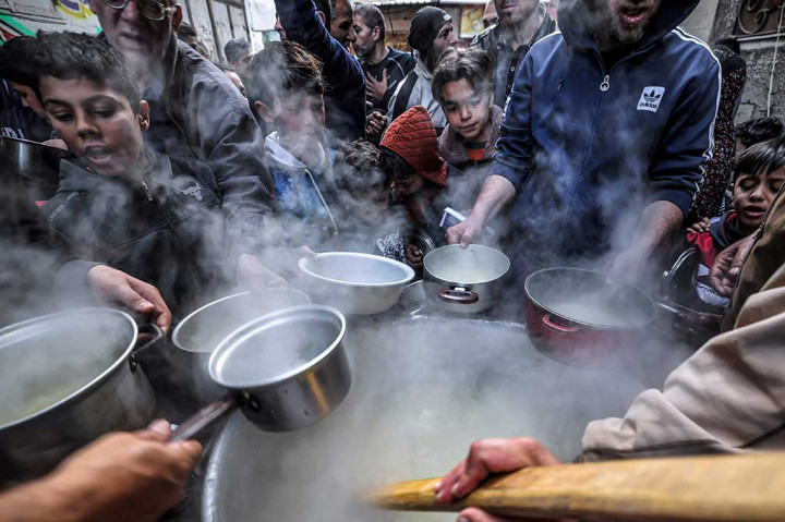 Walid al-Hattab setiap hari selalu membagikan sup secara gratis untuk warga Gaza yang kurang mampu untuk berbuka puasa.