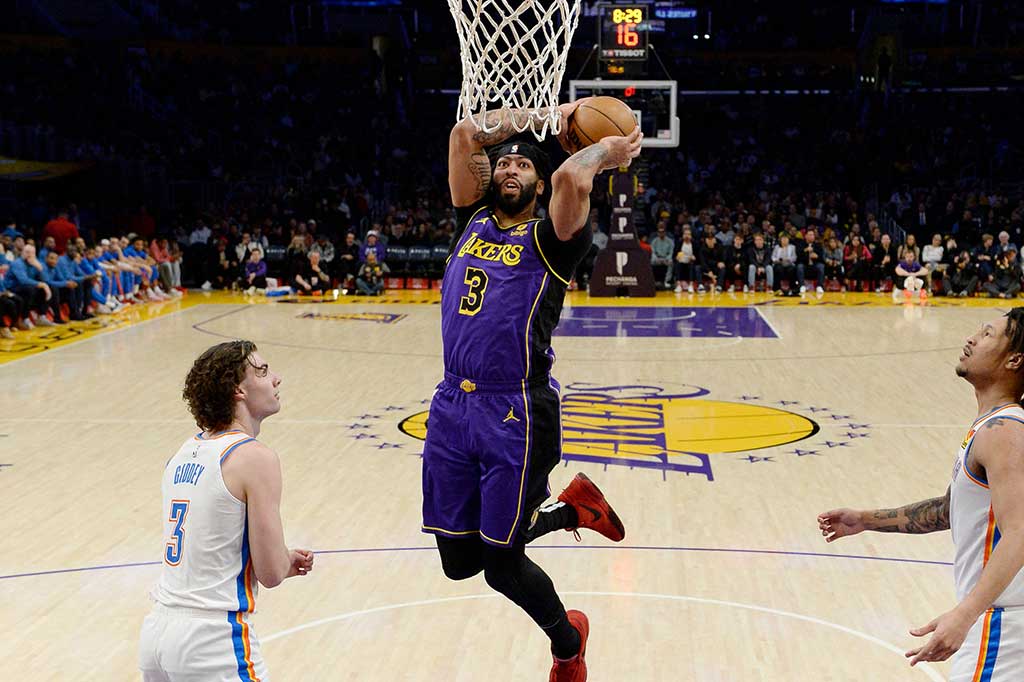  Los Angeles Lakers merangsek ke peringkat delapan klasemen NBA Wilayah Barat seusai mengalahkan Oklahoma City Thunder dengan skor 116-111 di Crypto.com Arena Los Angeles, Sabtu, 25 Maret 2023 WIB.