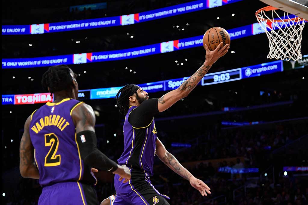 Anthony Davis mencetak 37 poin dan 14 rebound, sedangkan Dennis Schroder menambahkan 21 poin dengan 13 poinnnya dicetak di kuarter empat untuk membawa Lakers meraih kemenangan penting dalam perebutan posisi playoff NBA.