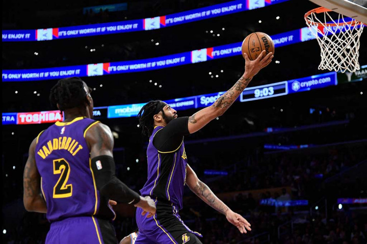 Anthony Davis mencetak 37 poin dan 14 rebound, sedangkan Dennis Schroder menambahkan 21 poin dengan 13 poinnnya dicetak di kuarter empat untuk membawa Lakers meraih kemenangan penting dalam perebutan posisi playoff NBA.
