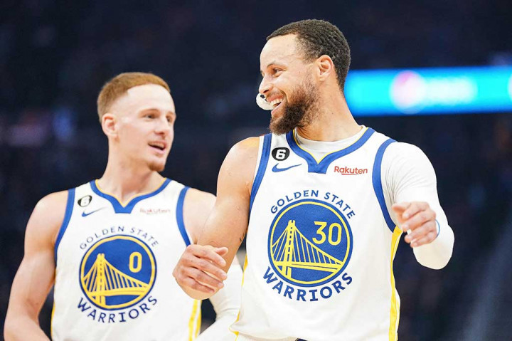 Juara NBA musim lalu Golden State Warriors sukses meraih kemenangan atas peringkat tiga klasemen NBA Wilayah Timur Philadelphia 76ers dengan skor 120-112, Sabtu, 25 Maret 2023 WIB.