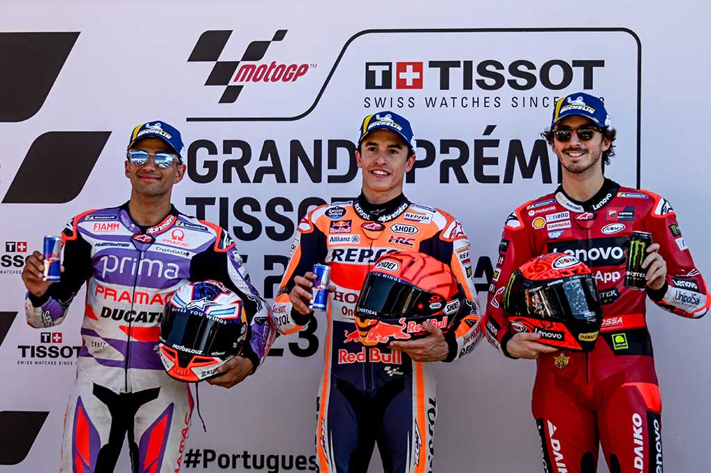 Tepat di belakang Marc, ada juara bertahan Francesco 'Pecco' Bagnaia (Ducati Lenovo) yang terpaut 0,064 detik saja. Selanjutnya ada Jorge Martin (Ducati Prima Pramac) dengan catatan waktu total 1 menit 37,454 detik.
