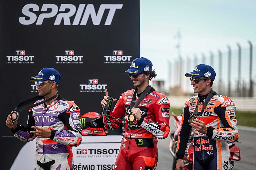 Juara dunia Francesco Bagnaia dari Ducati berhasil mencetak sejarah sebagai pembalap yang memenangi sprint race perdana MotoGP di Sirkuit Internasional Algarve Portimao, Portugal, Sabtu, 25 Maret 2023 malam WIB. Bagnaia mengungguli Jorge Martin dan Marc Marquez.