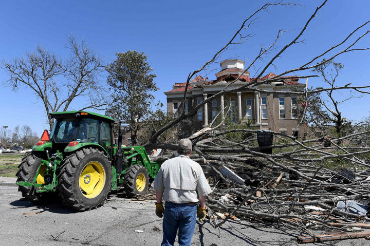 Jam tangan tornado berakhir pada dini hari Sabtu, kata ahli meteorologi. Lebih banyak badai diperkirakan terjadi, tetapi diperkirakan tidak akan parah.