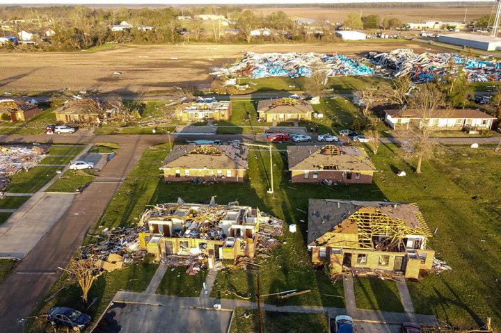 Sistem badai yang kuat, disertai badai petir dan hujan deras, memotong jalur lebih dari 100 mil (60 kilometer) melintasi Mississippi Jumat, 24 Maret 2023 malam, menghantam beberapa kota di sepanjang jalan.