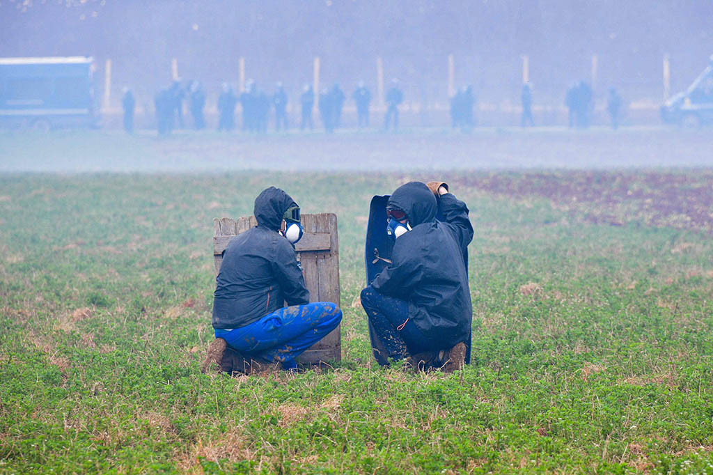Beberapa proyektil dan bahan peledak rakitan dilemparkan oleh pengunjuk rasa, dengan polisi menanggapi dengan gas air mata dan meriam air.