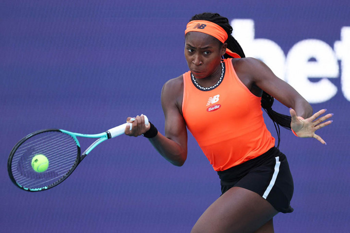 Gauff mendapatkan momentum dan melakukan servis untuk dengan keunggulan 5-3 pada set kedua, tetapi Potapova menyerang untuk mendapatkan empat gim berikutnya.
