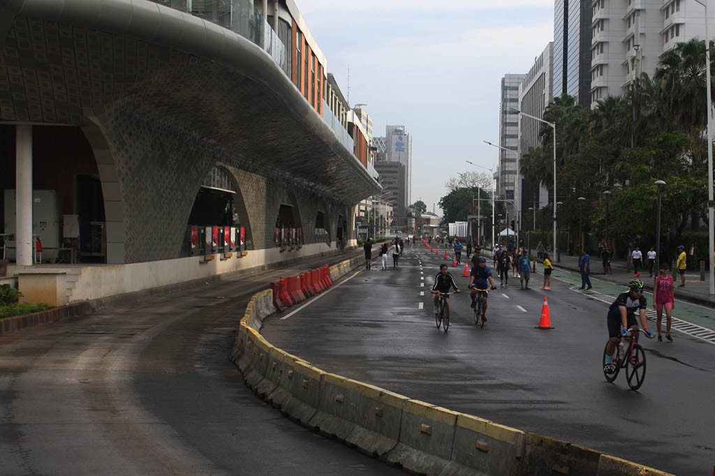 Sejak pukul 07.00 WIB Bundaran HI yang biasanya ramai dikerumuni warga terlihat sepi. Namun, masih ditemukan sejumlah warga yang beraktivitas mulai dari jalan santai, lari pagi, ataupun bersepeda bersama keluarga, teman, ataupun seorang diri.