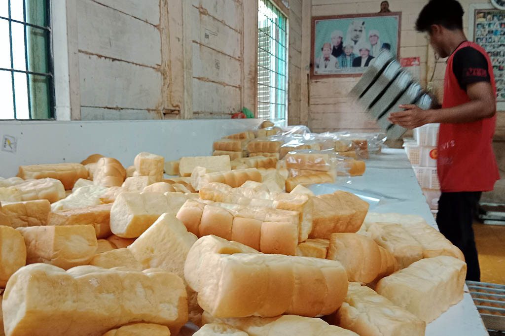 Tampak aktivitas pekerja mengepaki roti goeh (roti gandum) yang merupakan roti khas Aceh, di sebuah rumah kerajinan kawasan Desa Blang Garot, Kecamatan Indrajaya, Minggu, 26 Maret 2023.