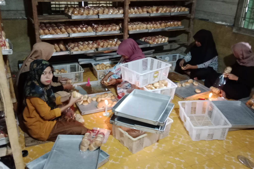 Permintaan roti goeh pada Bulan Suci Ramadan meningkat luar biasa. Roti yang dibuat dengan berbahan dasar tepung terigu dan gula pasir ini termasuk makanan khas untuk berbuka di Aceh. 