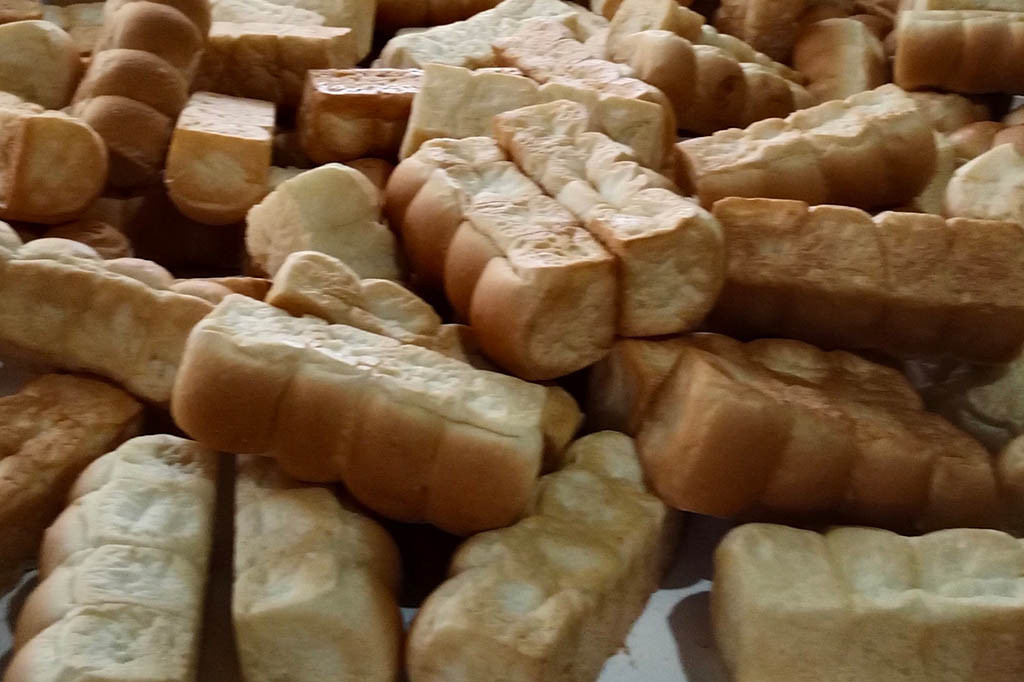 Selain dikonsumsi dengan selai, roti goeh juga dapat dijadikan campuran kolak, disajikan dengan es krim, dan juga dapat dijadikan sebagai bahan campuran es teler.