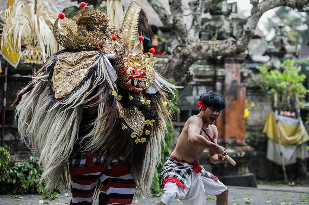 Nama barong sendiri diambil dari bahasa Sansekerta 'bahruang' yang memiliki makna yakni menjadi pengampu kebaikan dan binatang dengan spirit gaib.