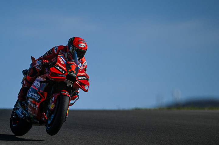 Bagnaia meneruskan tren positif setelah sebelumnya menjadi yang tercepat di Sprint Race. Sementara salah satu rival yang cukup menjanjikan di musim ini, Marc Marquez (Repsol Honda), harus menepi lebih dulu di awal balapan dan memutuskan tidak kembali (out) usai crash dengan Miguel Oliveira (Crypto DATA RNF) di Tikungan 3.