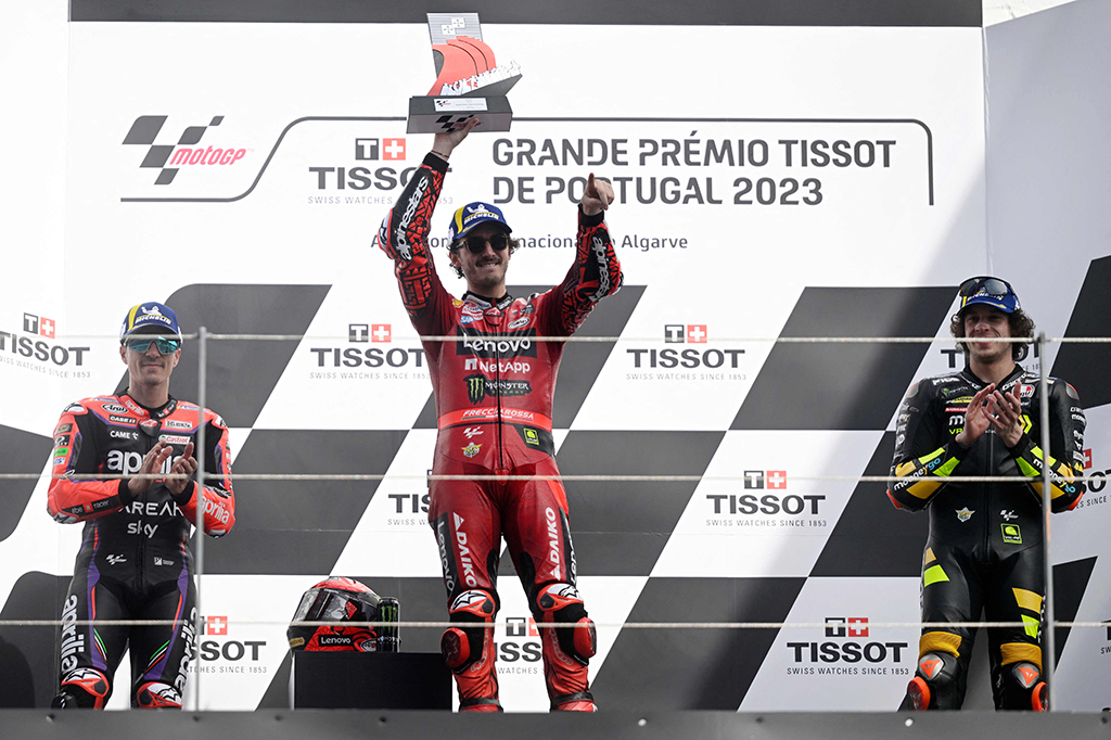 Juara dunia Fransesco Bagnaia dari tim Ducati Lenovo membuktikan dirinya masih tak terkalahkan setelah merebut podium pertama pada seri pembuka MotoGP 2023 di Sirkuit Internasional Algarve Portimao, Portugal, Minggu, 26 Maret 2023.