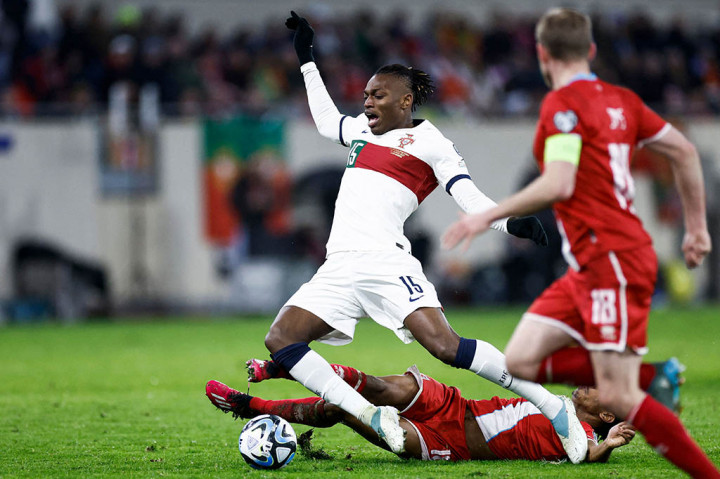 Leao membayar kegagalan penaltinya lewat gol pada menit ke-88. Menerima umpan dari Ruben Neves di kiri, Leao masuk ke tengah dan melepaskan tendangan yang tidak bisa dihentikan Moris.