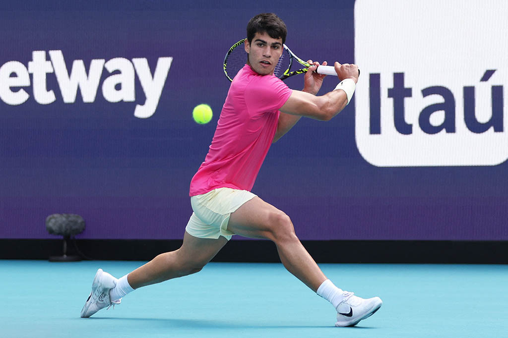 Petenis nomor satu dunia Carlos Alcaraz melaju ke babak 16 besar Miami Open setelah mengalahkan petenis Serbia Dusan Lajovic 6-0, 7-6 (7/5) pada Minggu, 26 Maret 2023 saat ia tetap berada di jalur untuk tenis 'Sunshine Double'.