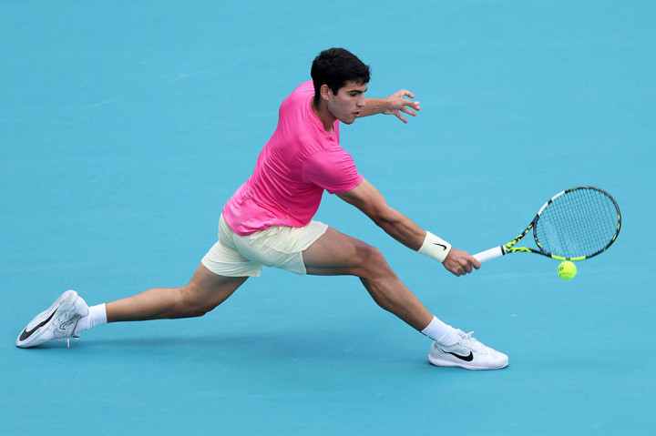 Alcaraz unggul 6-2 pada tie-break, tetapi Lajovic memenangkan tiga poin berikutnya sebelum back-hand pemenang dari petenis Spanyol itu menyelesaikan pertandingan selama 91 menit itu.