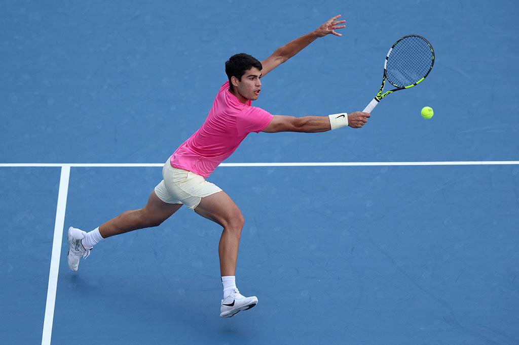 Petenis Spanyol berusia 19 tahun, yang mengalahkan Daniil Medvedev untuk memenangkan gelar di Indian Wells pekan lalu, terlihat dalam kondisi prima saat mengalahkan Lajovic pada set pertama untuk mempertahankan gelarnya di Miami.