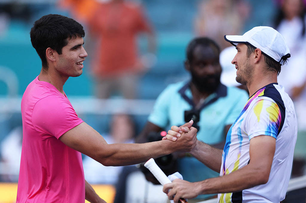 Alcaraz akan menghadapi Tommy Paul di babak 16 besar dan petenis Amerika itu masuk ke pertandingan itu dengan kemenangan beruntun 12 pertandingan melawan pemain Spanyol termasuk kemenangan atas Alcaraz dan Rafael Nadal tahun lalu.