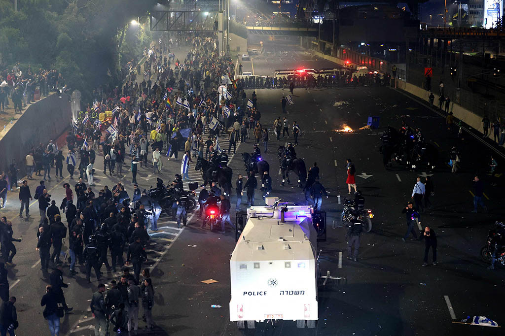 Puluhan ribu warga Israel turun ke jalan, termasuk di Tel Aviv, guna memprotes tindakan Perdana Menteri Benjamin Netanyahu dalam memecat Menteri Pertahanan Yoav Gallant setelah sang menteri menentang rencana amandemen sistem peradilan di negara itu, Senin, 27 Maret 2023.