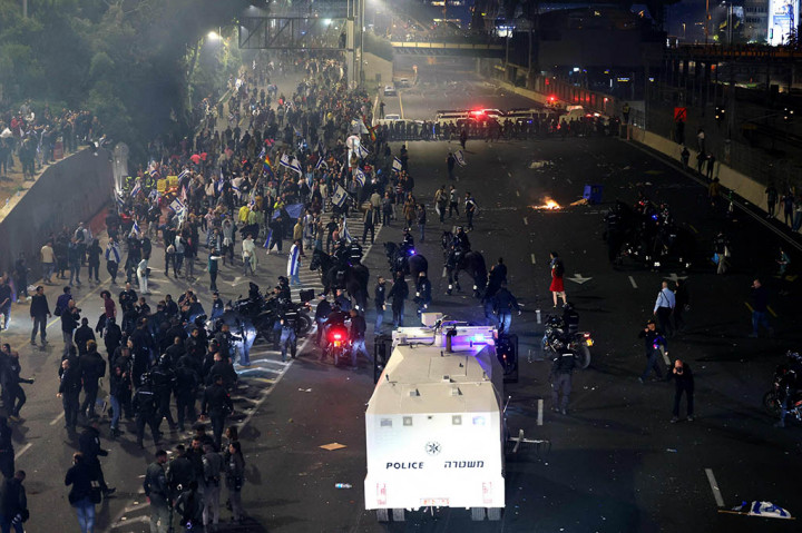 Puluhan ribu warga Israel turun ke jalan, termasuk di Tel Aviv, guna memprotes tindakan Perdana Menteri Benjamin Netanyahu dalam memecat Menteri Pertahanan Yoav Gallant setelah sang menteri menentang rencana amandemen sistem peradilan di negara itu, Senin, 27 Maret 2023.