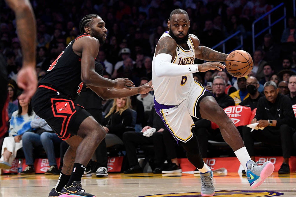 James menyatakan sudah cukup siap untuk bertanding berdasarkan hasil latihan yang ia dijalani selama masa pemulihan cedera. Meskipun belum mampu memberikan kontribusi seperti saat sebelum cedera, pelatih Lakers Darvin Ham percaya James akan bisa kembali berkontribusi dalam waktu cepat.