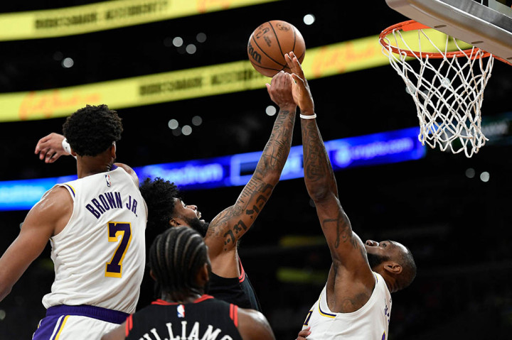 Los Angeles Lakers yang kembali diperkuat pemain bintang LeBron James usai absen sebulan karena cedera tetap harus menelan kekalahan 108-118 di tangan Chicago Bulls dalam laga NBA yang digelar di Crypto.com Arena Los Angeles, Senin, 27 Maret 2023 WIB.