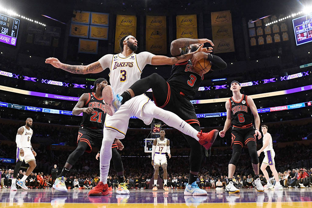 Troy Brown Jr dan Malik Beasley masing-masing menambahkan 18 poin untuk Lakers, Dennis Schroder 17 poin, dan Anthony Davis 15 poin.