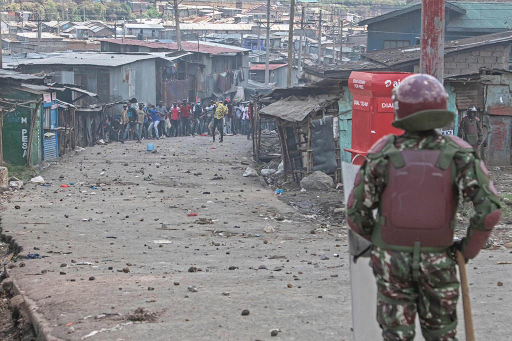 Terlepas dari larangan polisi, Odinga hari Minggu meminta warga Kenya untuk bergabung dengan apa yang dia gambarkan sebagai ibu dari semua demonstrasi.