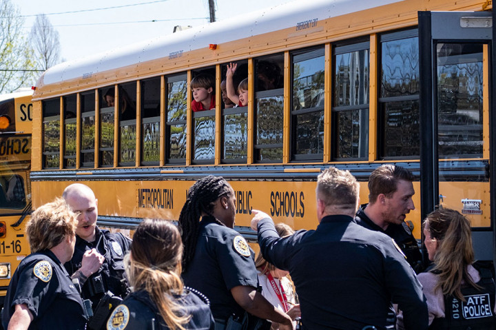 Seorang perempuan bersenjata berat berusia 28 tahun membunuh tiga anak dan tiga staf di sebuah sekolah dasar swasta di Nashville, Senin 27 Maret 2023 waktu setempat, sebelum ditembak mati oleh polisi.