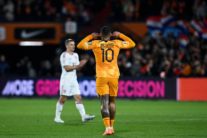 Belanda membuka keunggulan pada menit ke-23 lewat gol Memphis Depay. Denzel Dumfries melepaskan umpan silang ke kotak penalti yang berhasil disundul Depay menjadi gol pertama bagi tim tuan rumah.