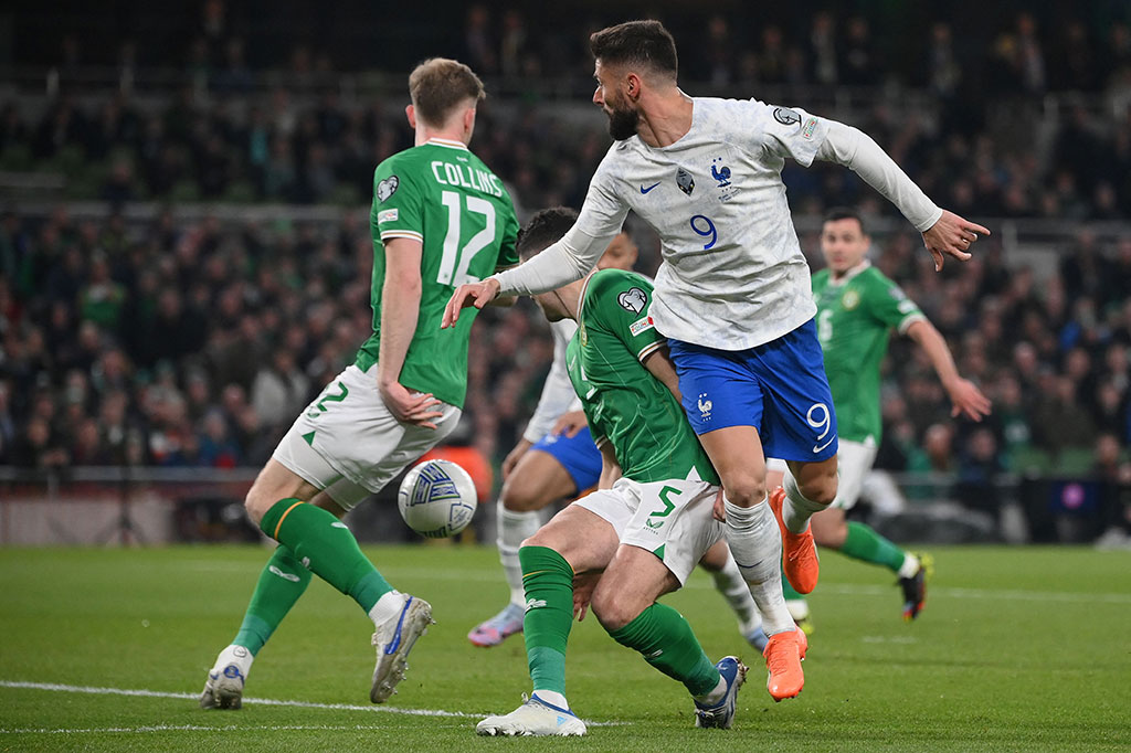 Prancis langsung mengambil inisiatif serangan. Peluang pertama tercipta pada menit ke-10 lewat tembakan Olivier Giroud usai mendapat bola rebound Randal Kolo Muani. Namun, sepakannya masih bisa diblok John Egan.