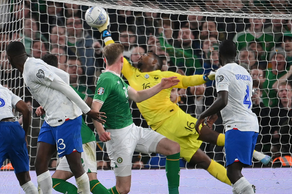 Maignan membuat penyelamatan penting untuk Prancis di menit akhir laga. Dia bisa menepis tandukan Nathan Collins yang menyambut sepak pojok.