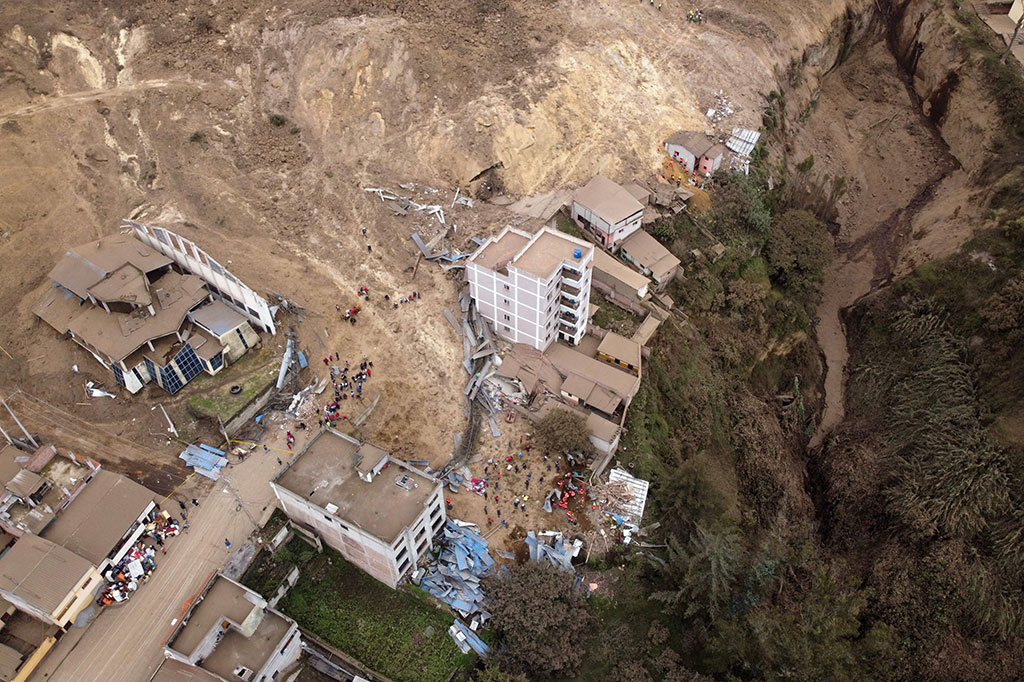 Sedikitnya tujuh orang tewas dan sekitar 50 lainnya masih dalam pencarian setelah tanah longsor yang dipicu oleh hujan lebat berbulan-bulan menerjang Ekuador selatan.