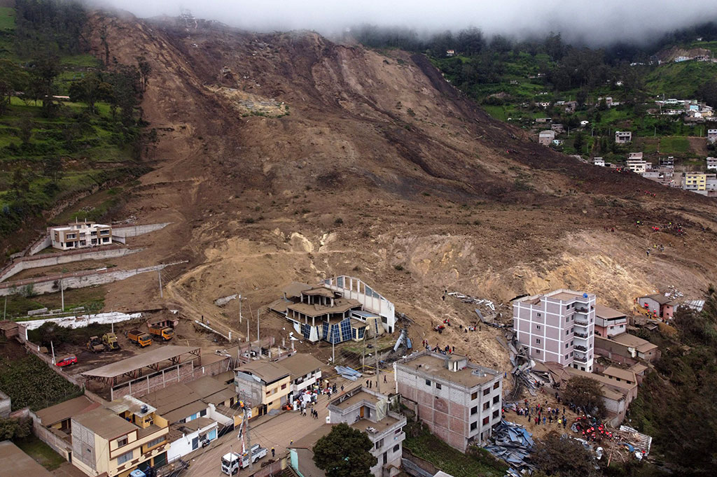 Pemandangan udara setelah tanah longsor menerjang Alausi, Ekuador pada Senin, 27 Maret 2023 waktu setempat.
