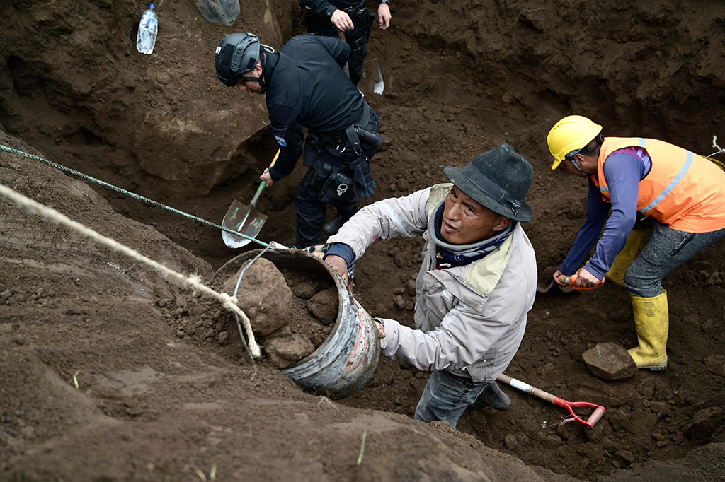 Tim penyelamat dan warga sipil mencoba membersihkan puing-puing dengan peralatan sederhan untuk mencari korban yang selamat di antara lembaran logam bengkok dan batang pohon yang terbelah.