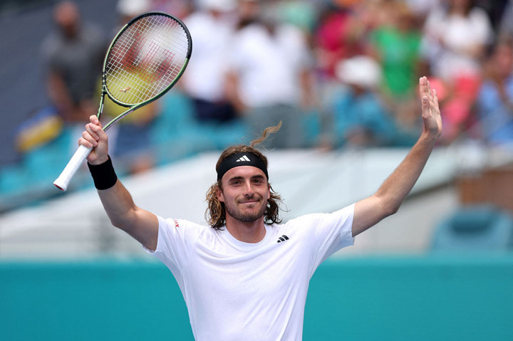 Petenis peringkat tiga dunia Stefanos Tsitsipas melakukan selebrasi usai melangkah ke babak keempat Miami Open 2023, Senin, 27 Maret 2023 waktu setempat.
