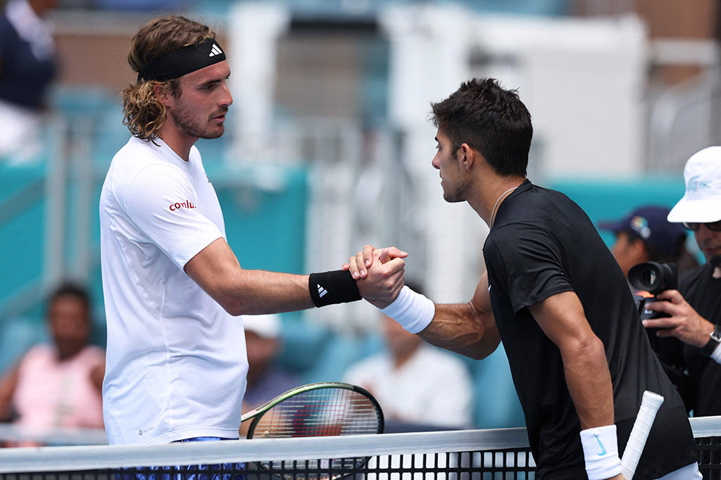 Petenis asal Yunani tersebut meraih  kemenangan 6-4, 4-6, 6-4 atas Cristian Garin (Chile).