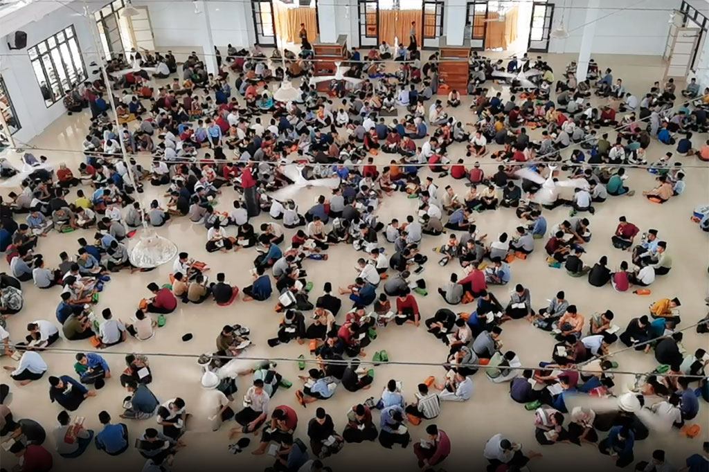 Santri membaca Al Quran di Pondok Pesantren Ar-Raudhatul Hasanah Kota Medan, Sumatera Utara, Senin, 27 Maret 2023. Tadarus yang diikuti ribuan santri di pesantren tersebut, merupakan kegiatan rutin yang dilaksanakan pada bulan Ramadan.