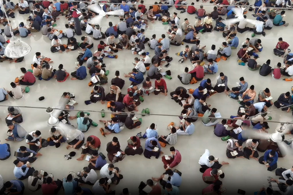 Formasi lingkaran bukan hanya sekedar membentuk lingkaran, tapi formasi ini memiliki tujuan, yakni agar sesama santri saling mengkoreksi bacaan Alquran satu sama lain ketika terdapat kesalahan atau pembacaan kalimat yang kurang tepat.