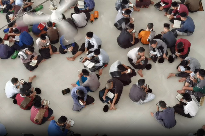 Satu lingkaran terdiri dari sepuluh orang santri, dan didampingi oleh seorang santri senior, sebagai orang yang akan mengkoreksi setiap bacaan al-quran.