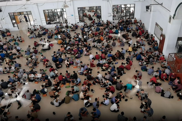 Tadarus massal ini cukup berbeda dari biasanya, tadarus massal yang dilakukan oleh santri dan santriwati membentuk formasi lingkaran, dan digelar di dua gedung yang berbeda antara santri laki-laki dan santri perempuan.