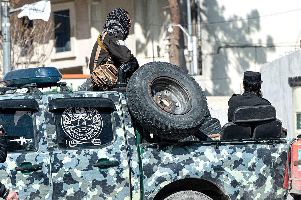 IS kemudian mengaku bertanggung jawab atas serangan itu lewat sebuah pernyataan di Amaq, kantor berita kelompok jihadis itu.