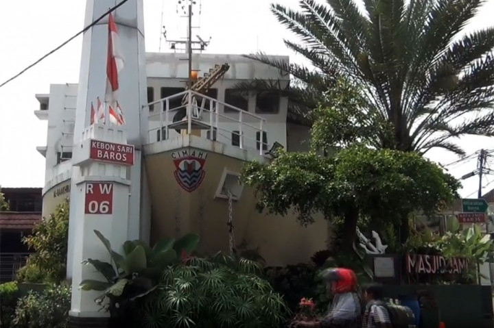 Unik, terinspirasi dari kisah Nabi Nuh, masjid yang menyerupai kapal laut di Cimahi, Jawa Barat ini ramai dikunjungi masyarakat sebagai wisata religi, terlebih lagi bulan Ramadan ini. Selain lokal, wisatawan dari luar negeri pun kerap kali mendatangi masjid ini.