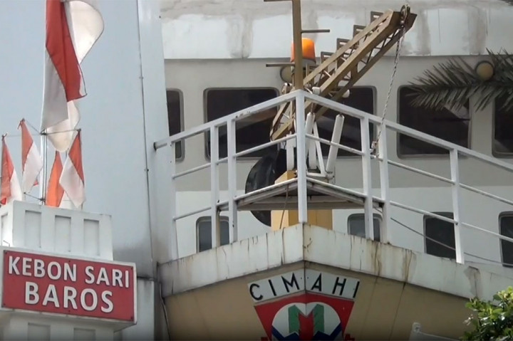 Dari arah depan, bentuk masjid ini bahkan seperti kapal laut yang tengah bersandar di dermaga. Ada cerobong dan jangkar berwarna putih yang diikat dengan tali besar, ada juga bangunan mirip geladak, serta kabin untuk nakhoda dan awak kapal.