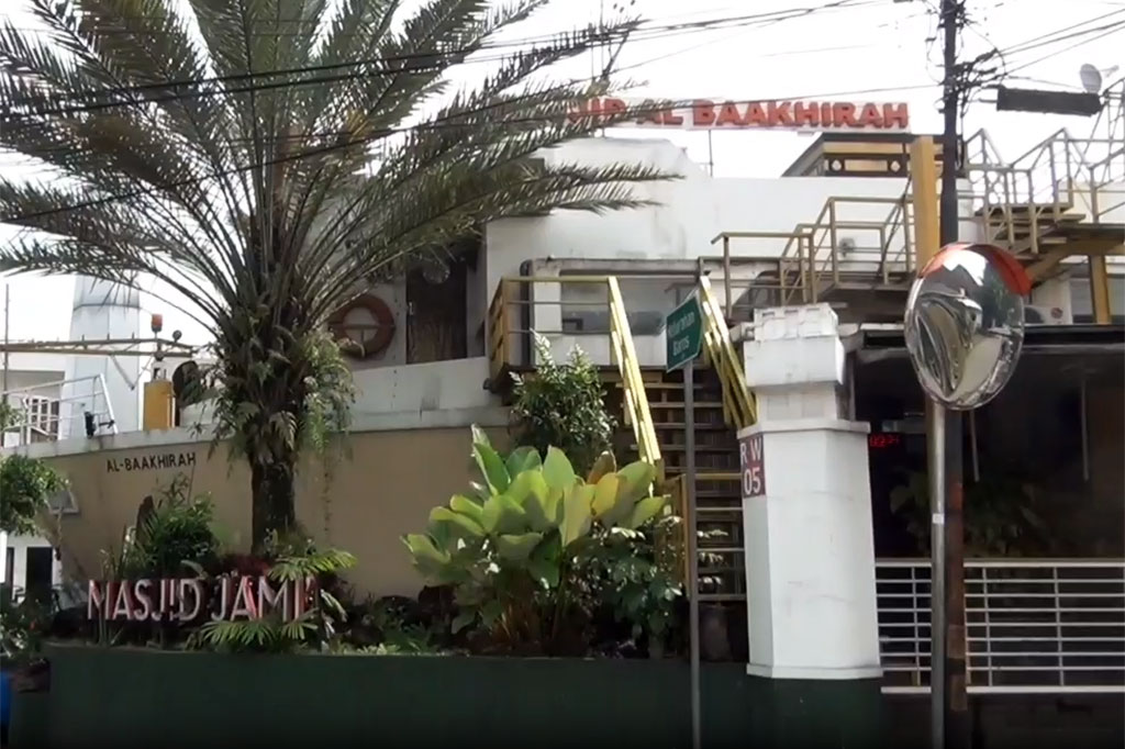 Jika hanya melihatnya dari luar, sulit percaya bahwa bangunan di jalan Bapak Ampi, Kelurahan Baros, Cimahi Tengah, Kota Cimahi, ini adalah sebuah masjid. Bentuknya memang berbeda, Masjid Al Baakhirah ini tidak memiliki kubah seperti bentuk masjid pada umumnya.